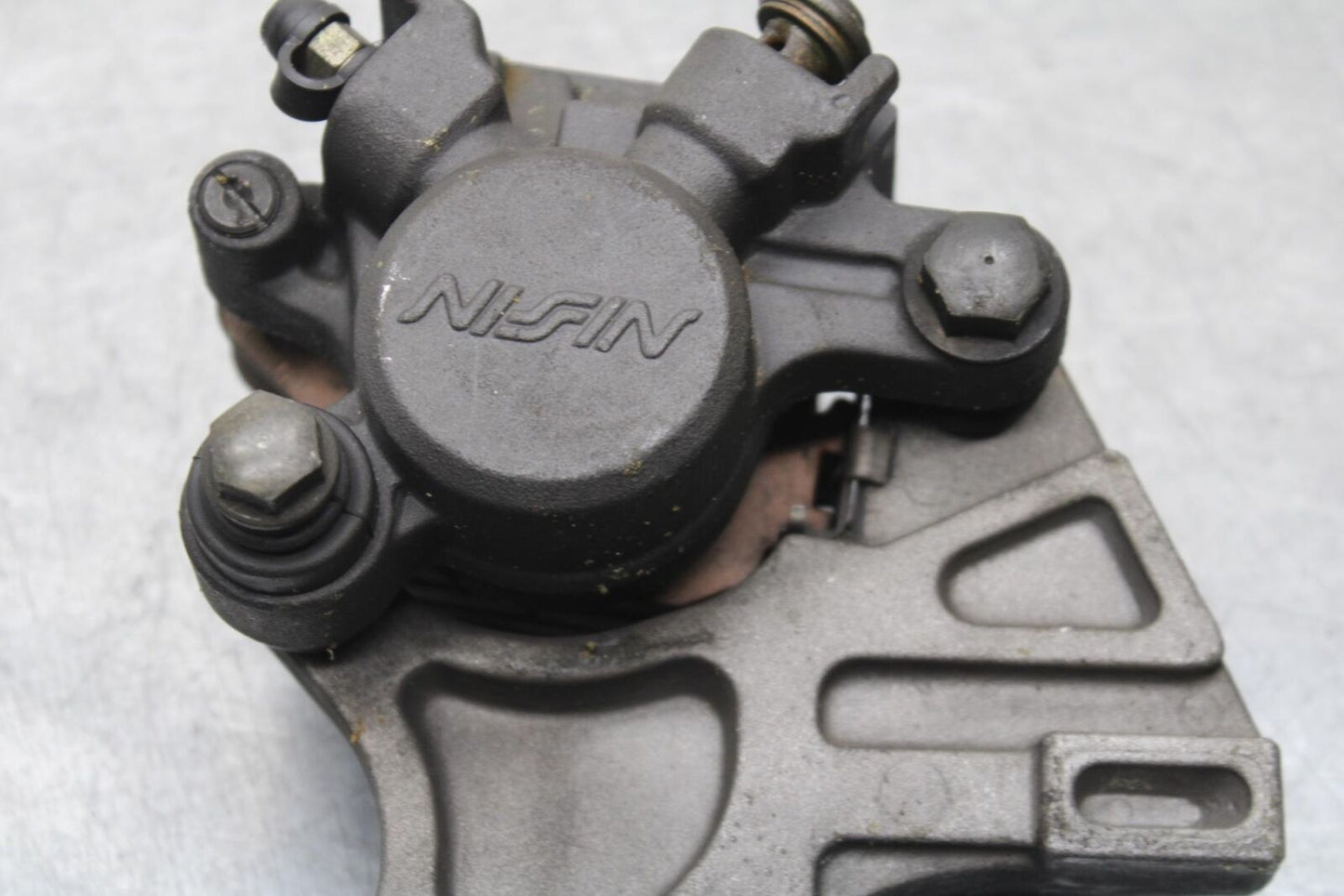 05 YAMAHA YZF R6S REAR BACK BRAKE CALIPER W MOUNT BRACKET BB95