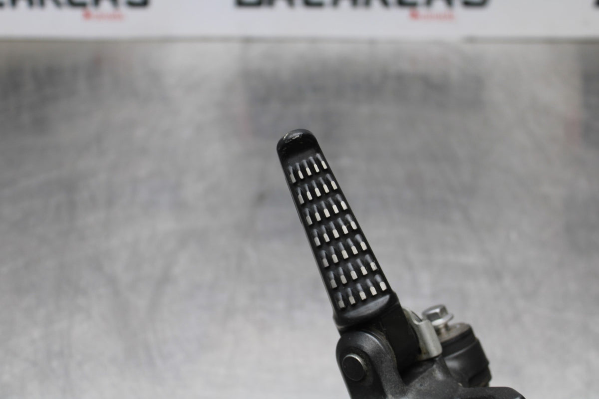 21-23 KAWASAKI NINJA ZX6R RIGHT REAR BACK PASSENGER PEG BB179