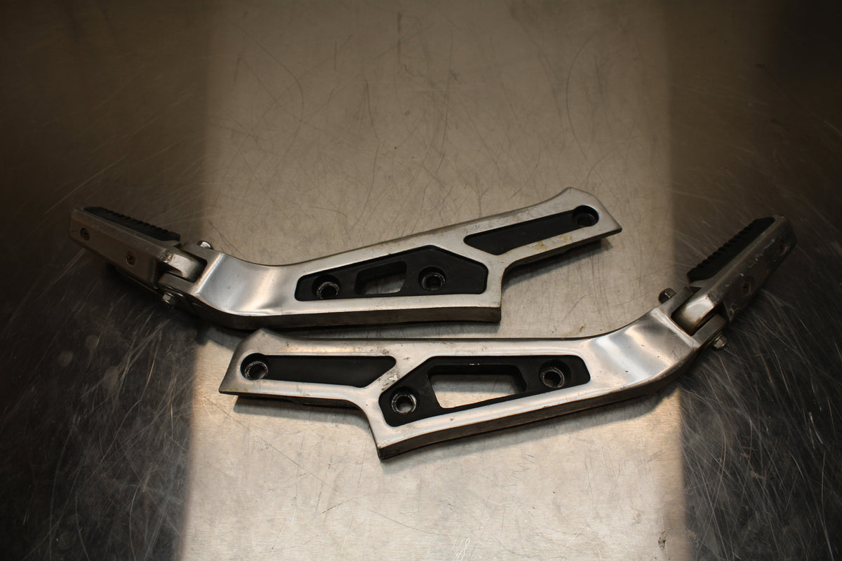 86 SUZUKI GS750ES REAR BACK PASSENGER PEG SET PAIR BB140