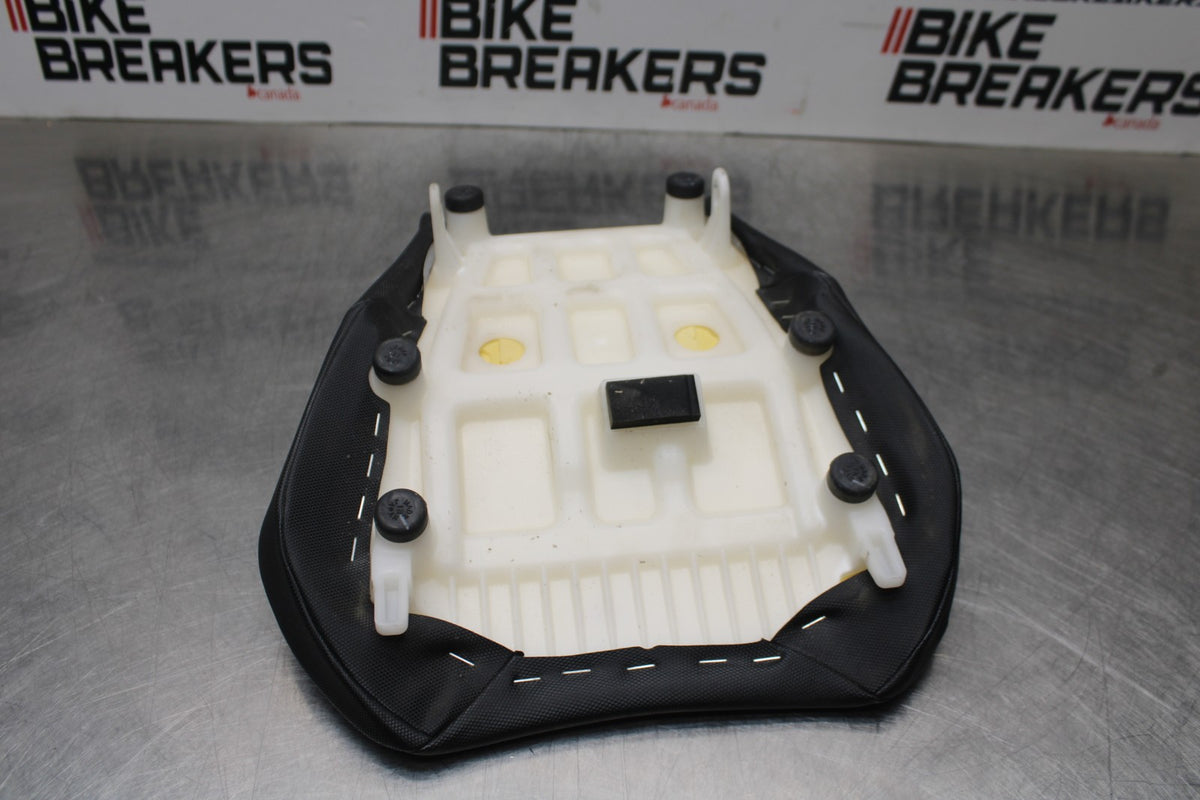 24-25 SUZUKI GSXR1000 FRONT DRIVERS SEAT PAD SADDLE PILLION BB767