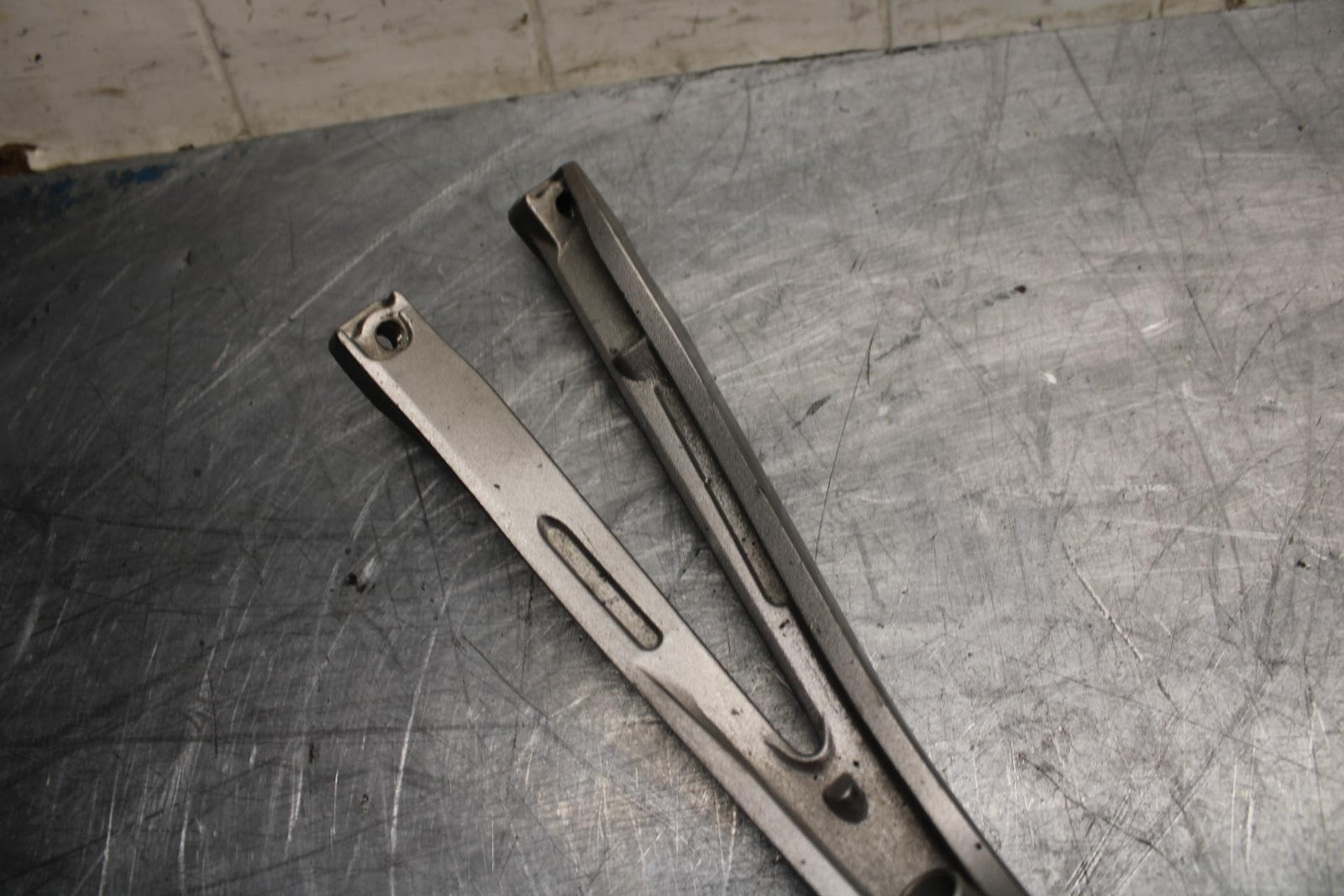07-08 YAMAHA YZF R1 LEFT REAR BACK PASSENGER PEG 5JJ-27431-10-00 BB483