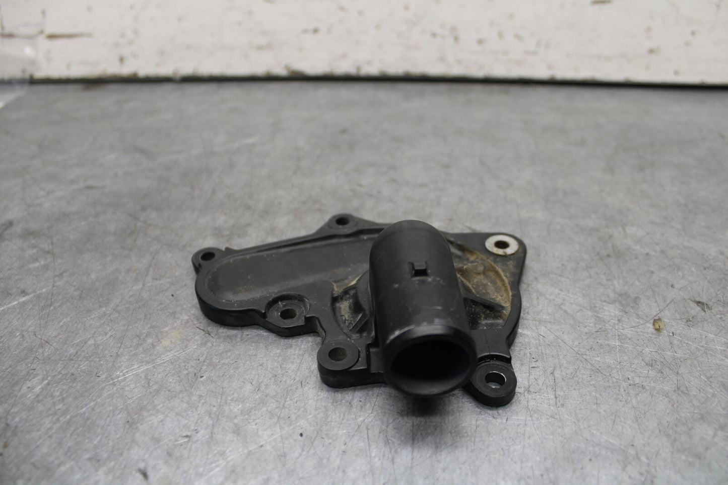 22-24 YAMAHA XSR900 ENGINE WATER COOLANT PUMP COVER BB683