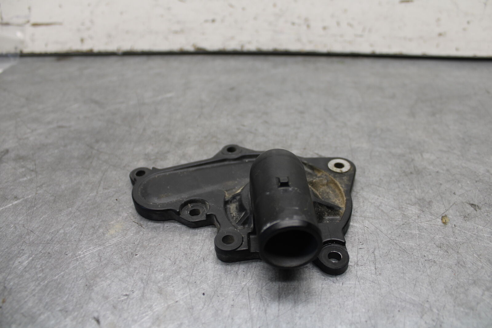 22-24 YAMAHA XSR900 ENGINE WATER COOLANT PUMP COVER BB683