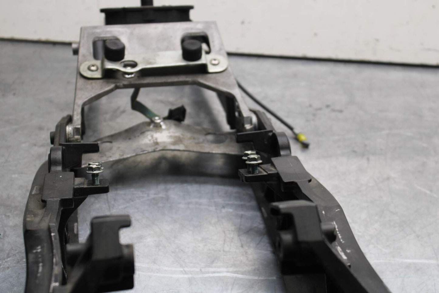06-07 SUZUKI GSXR750 REAR SUBFRAME SUB FRAME 41211-01H00-YAP 41231-41G10 BB613