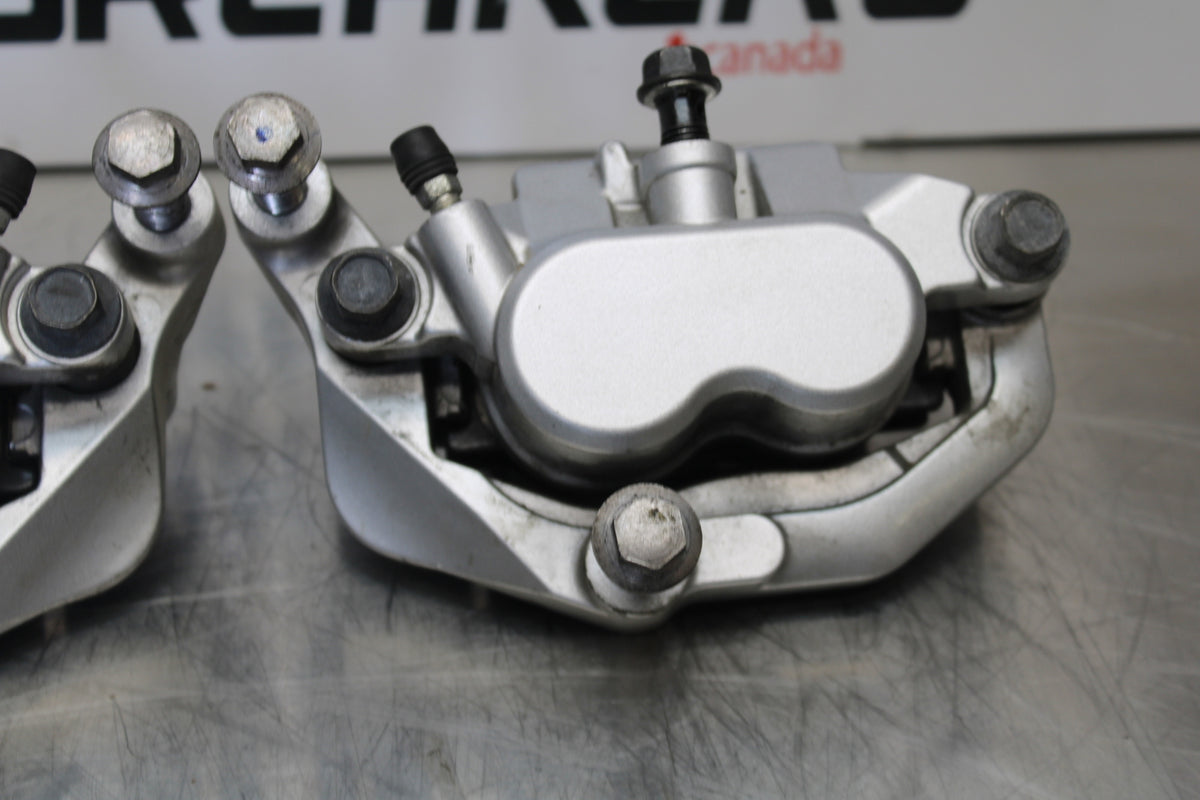 09 YAMAHA ROYAL STAR XVZ1300TF VENTURE RIGHT LEFT FRONT BRAKE CALIPER SET BB151