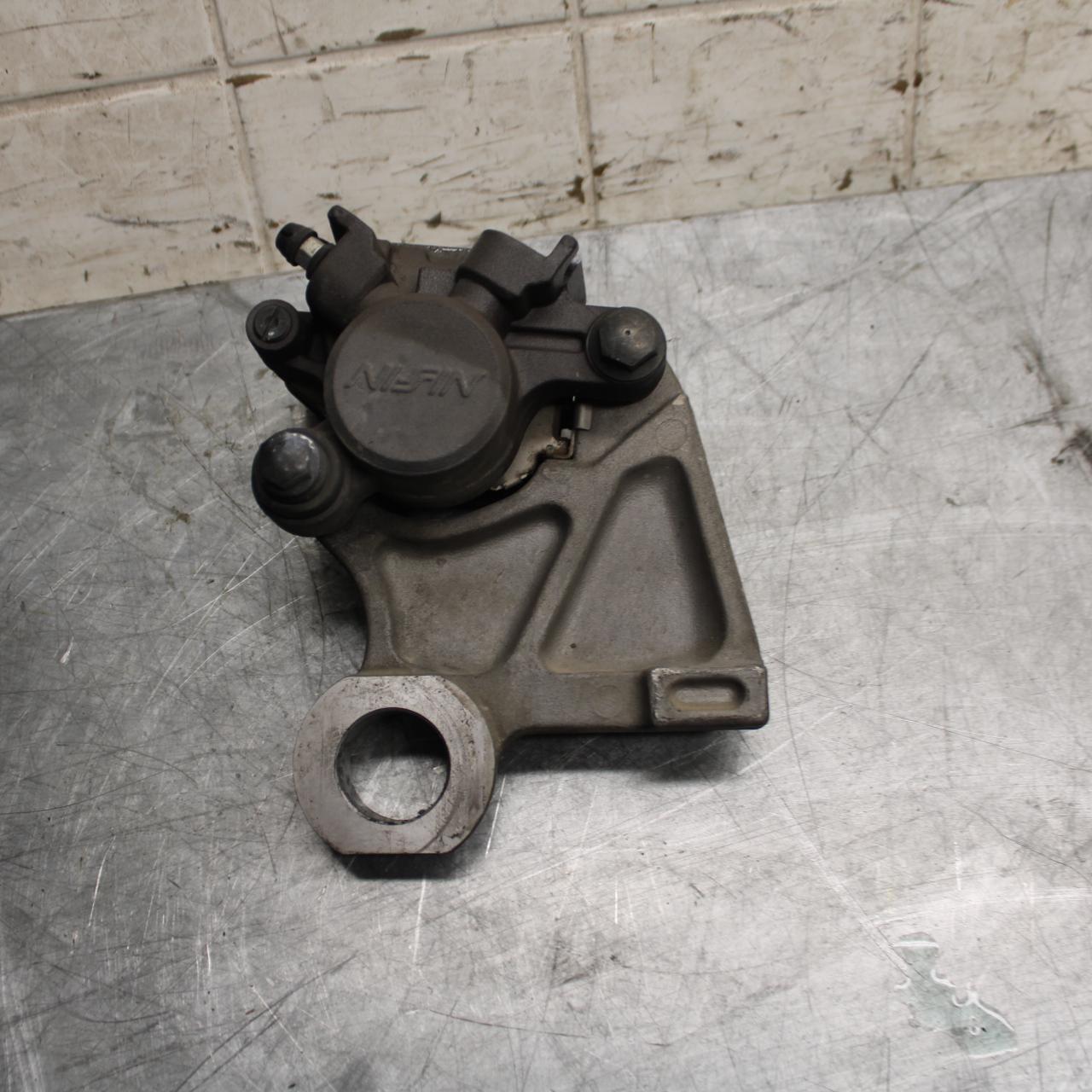 2009 Yamaha YZF R6 REAR BACK BRAKE CALIPER W MOUNT BRACKET 2C0-2580W-00-00 BB532