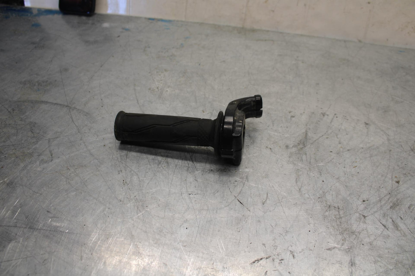 07-08 YAMAHA YZF R1 THROTTLE CABLE LINE HOUSING GUIDE BB425