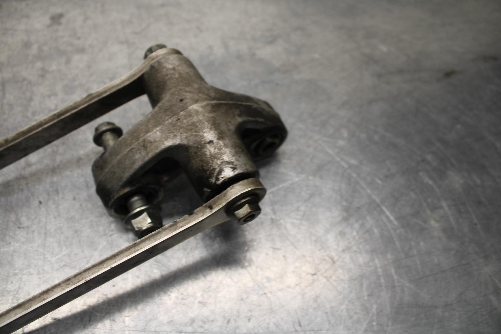 01 SUZUKI GSXR1000 REAR DOGBONE SHOCK LINKAGE LINK 62600-35870 BB100