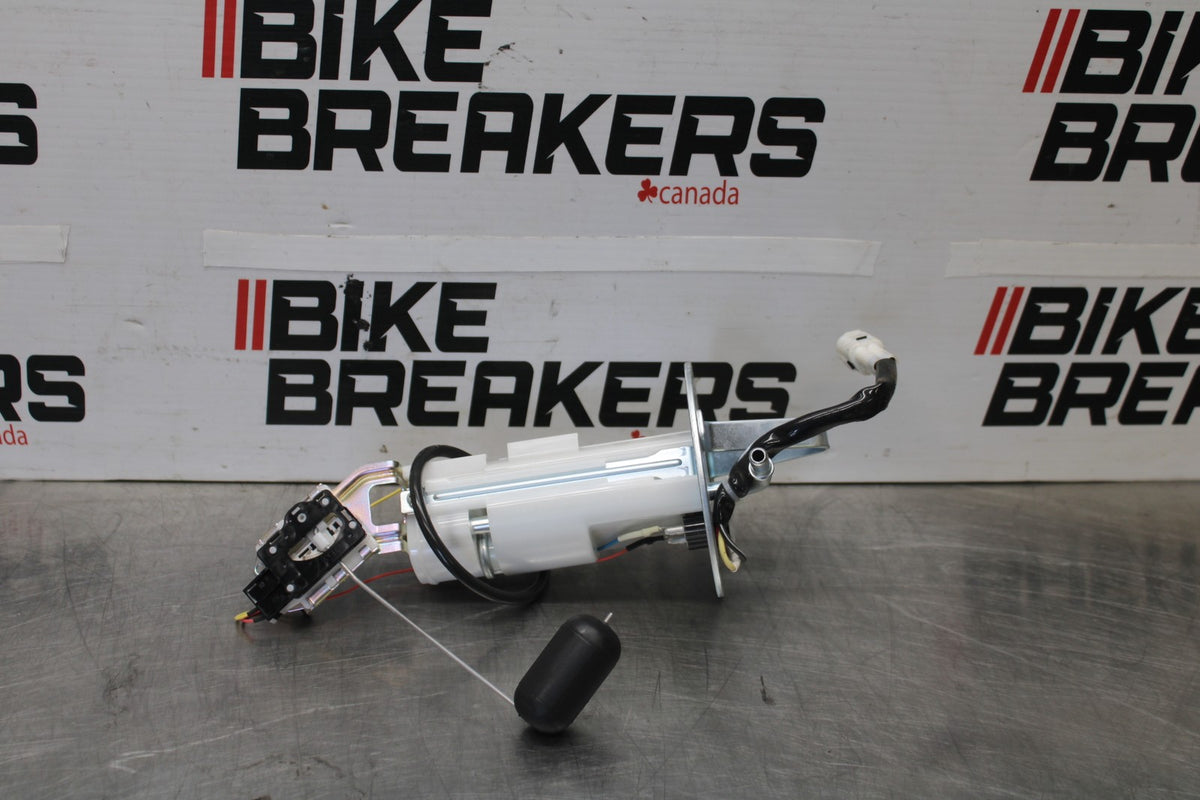 15-26 SUZUKI GSXR600 FUEL PUMP GAS PETROL SENDER UNIT BB888