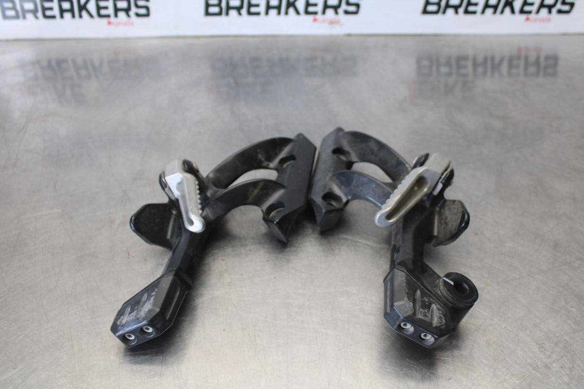 09 KAWASAKI CONCOURS 14 ZG1400B REAR BACK PASSENGER PEG SET PAIR BB875