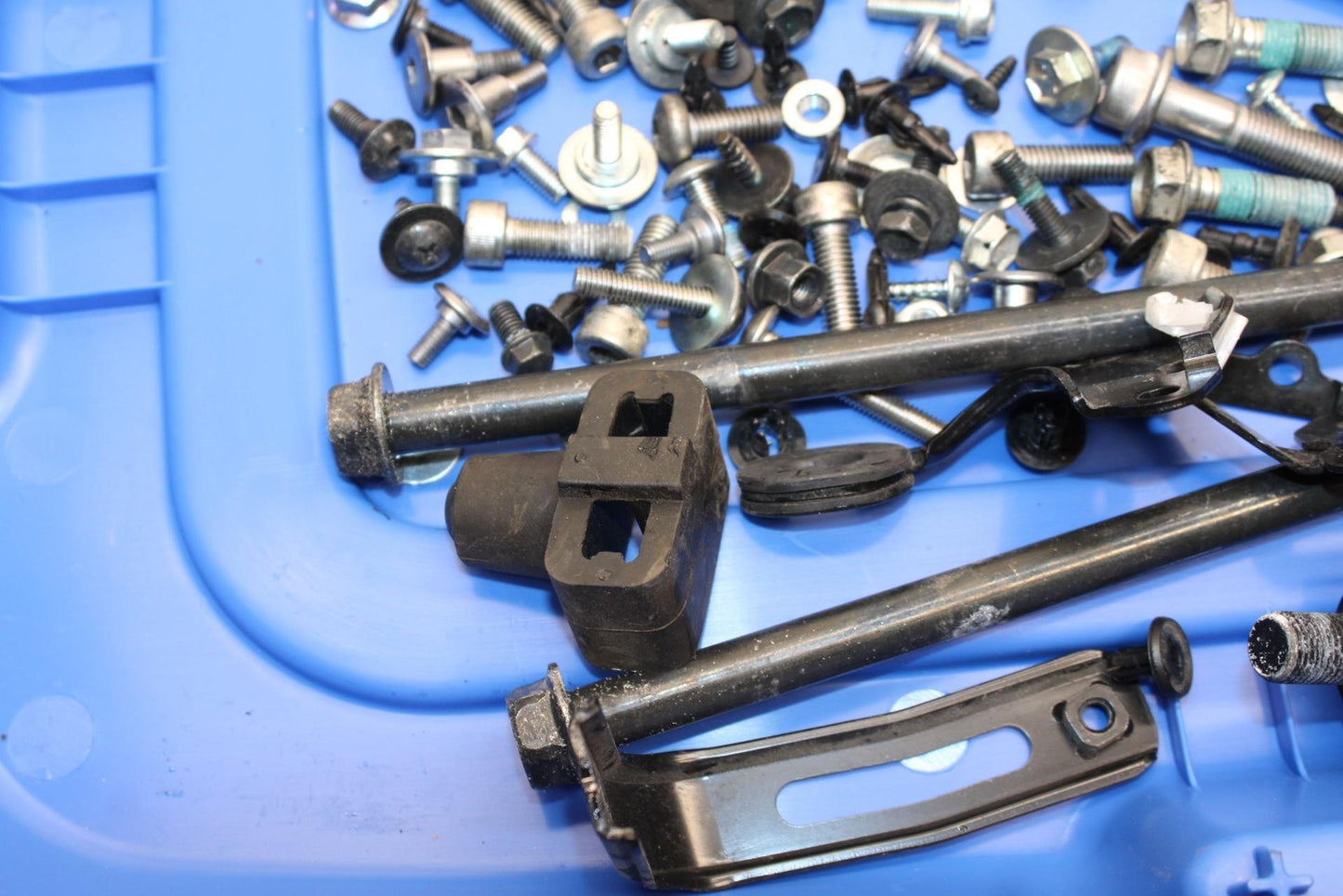 20 SUZUKI GSXR 1000 MISCELLANEOS BOLTS HARDWARE MOTOR SCREWS BB597