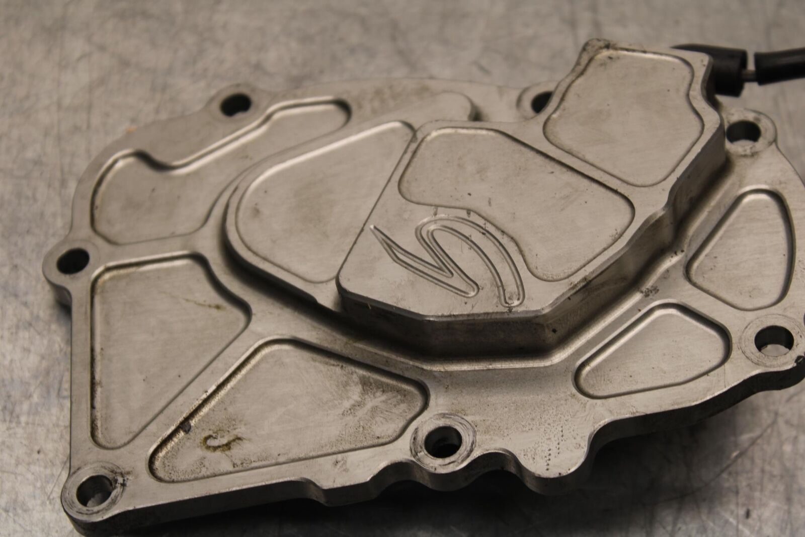 2007 Yamaha YZF R6S ENGINE OIL PUMP CASE COVER BB594