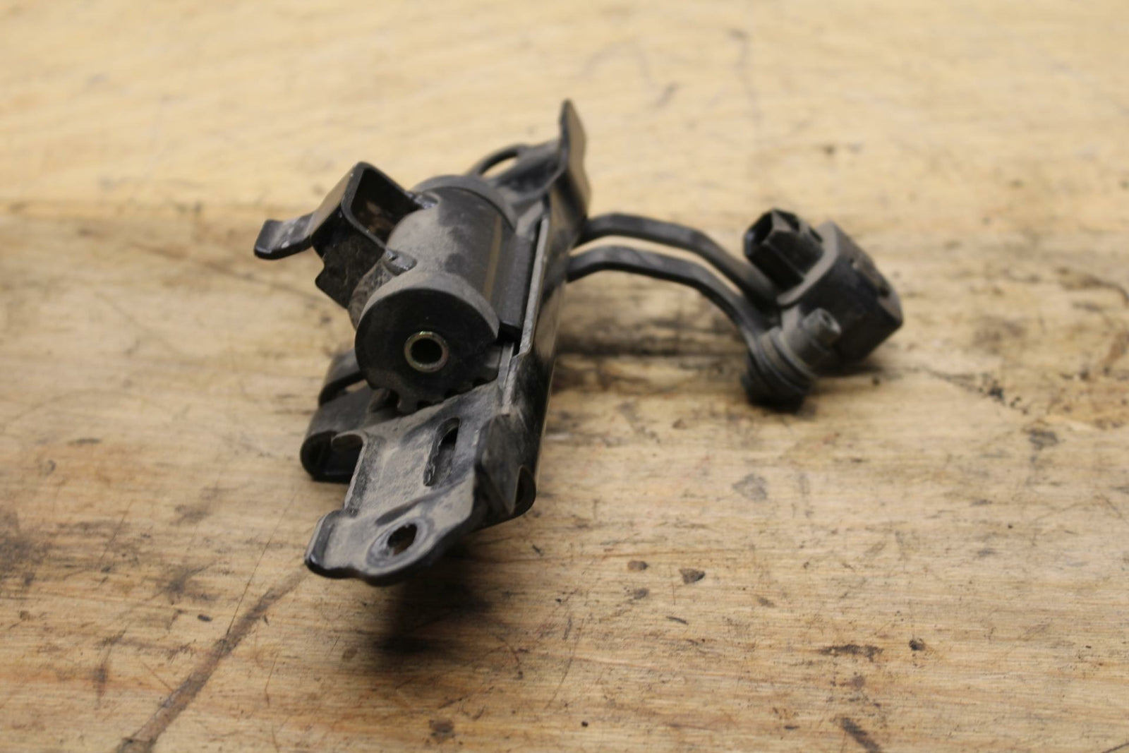 04-05 KAWASAKI NINJA ZX10R GAS TANK FUEL PETROL RESERVOIR BRACKET MOUNT BB322