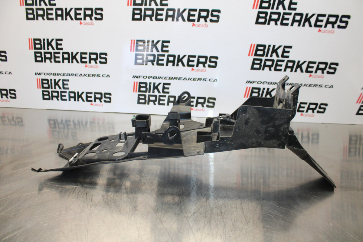 23 YAMAHA YZF R3 REAR BACK TAIL UNDERTAIL BATTERY TRAY PLASTIC BB147