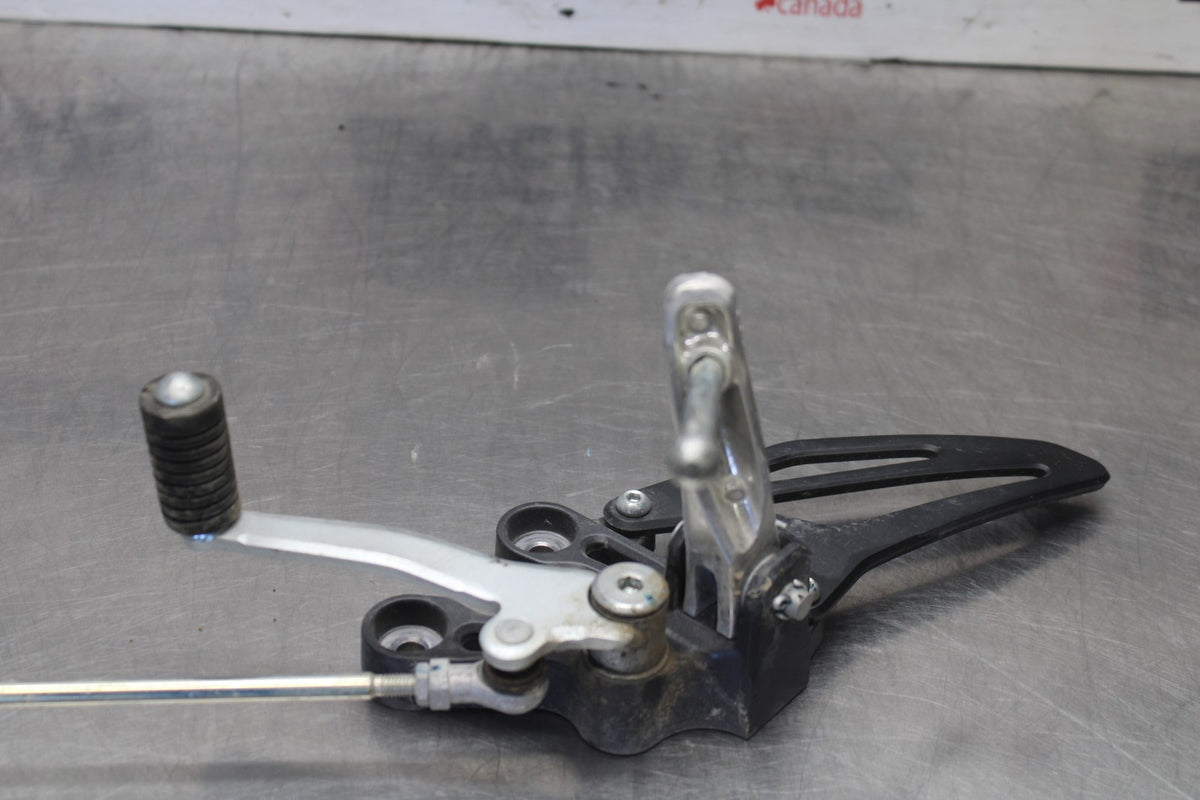 22-25 YAMAHA YZF R7 LEFT REARSET REAR SET FOOT PEG W SHIFTER BB940