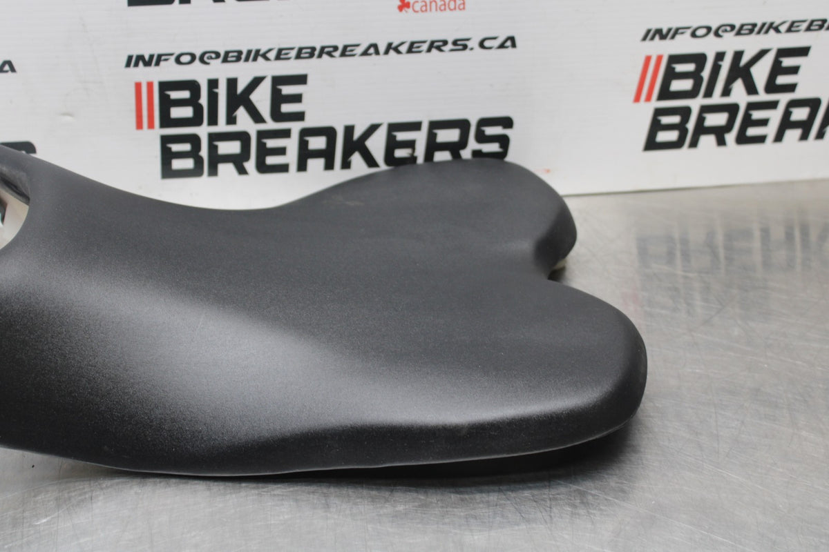 07 SUZUKI GSXR1000 FRONT DRIVERS SEAT PAD SADDLE PILLION BB770