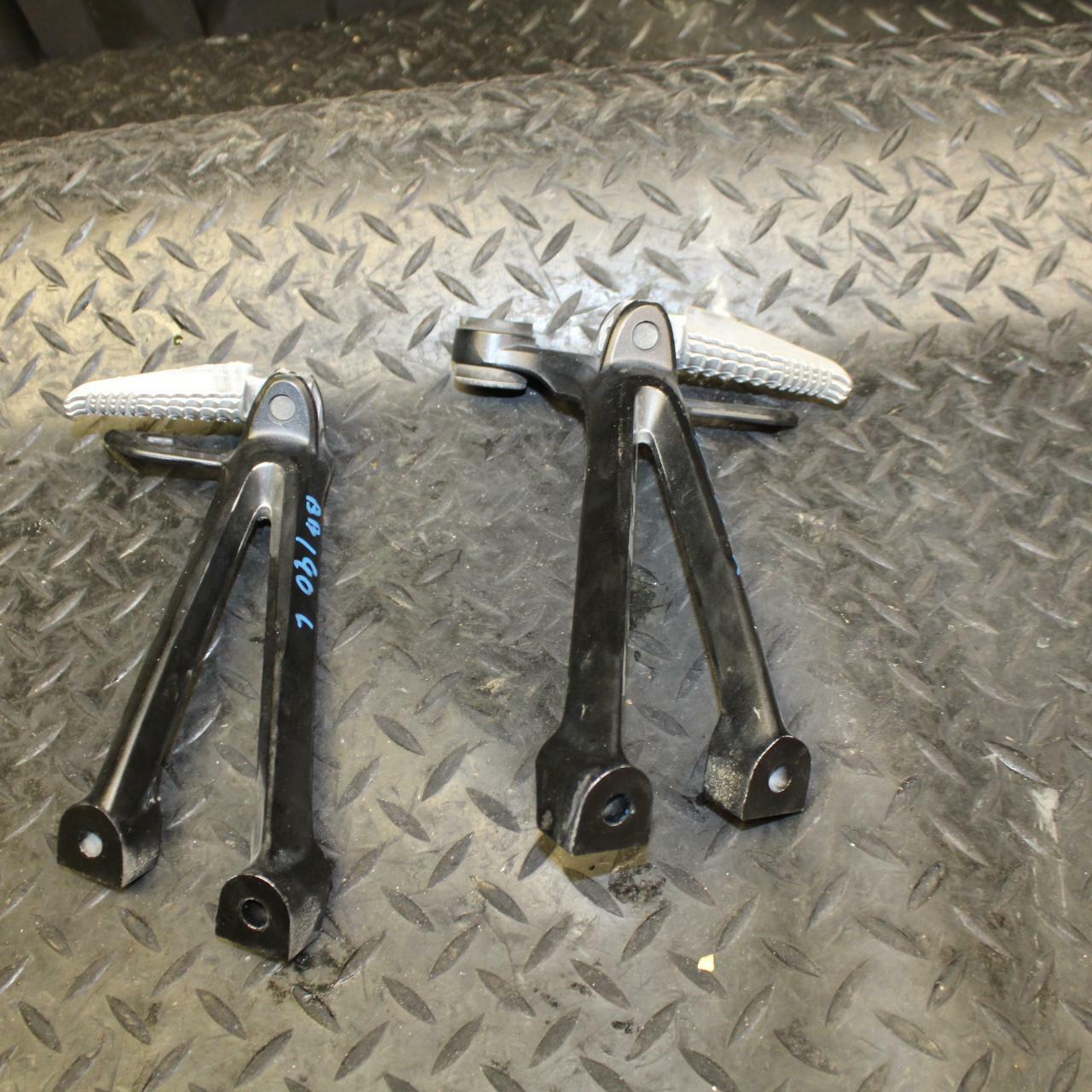 10 SUZUKI GSXR750 REAR BACK PASSENGER PEG SET PAIR bb190