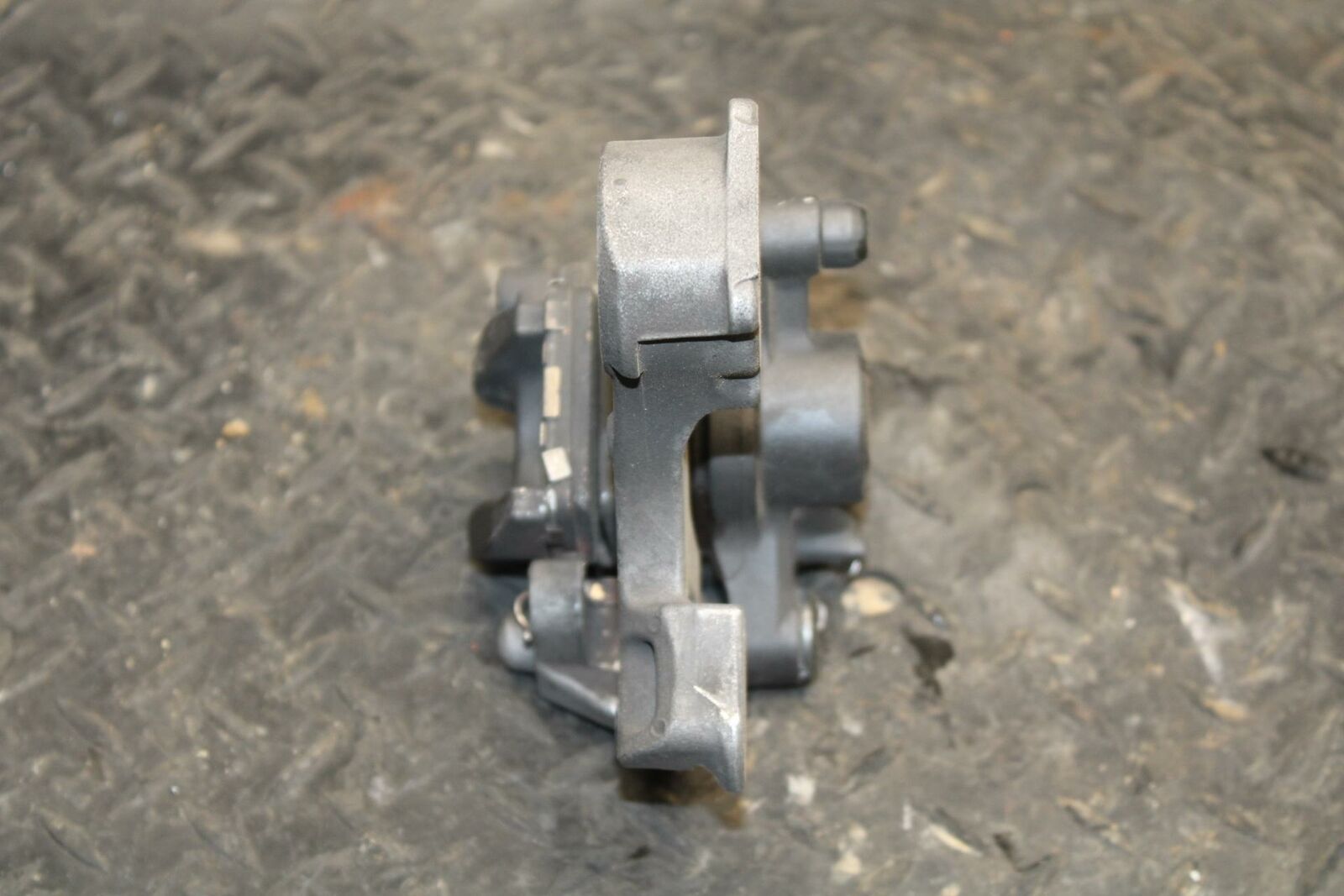13 SUZUKI GSXR750 REAR BACK BRAKE CALIPER W MOUNT BRACKET BB217