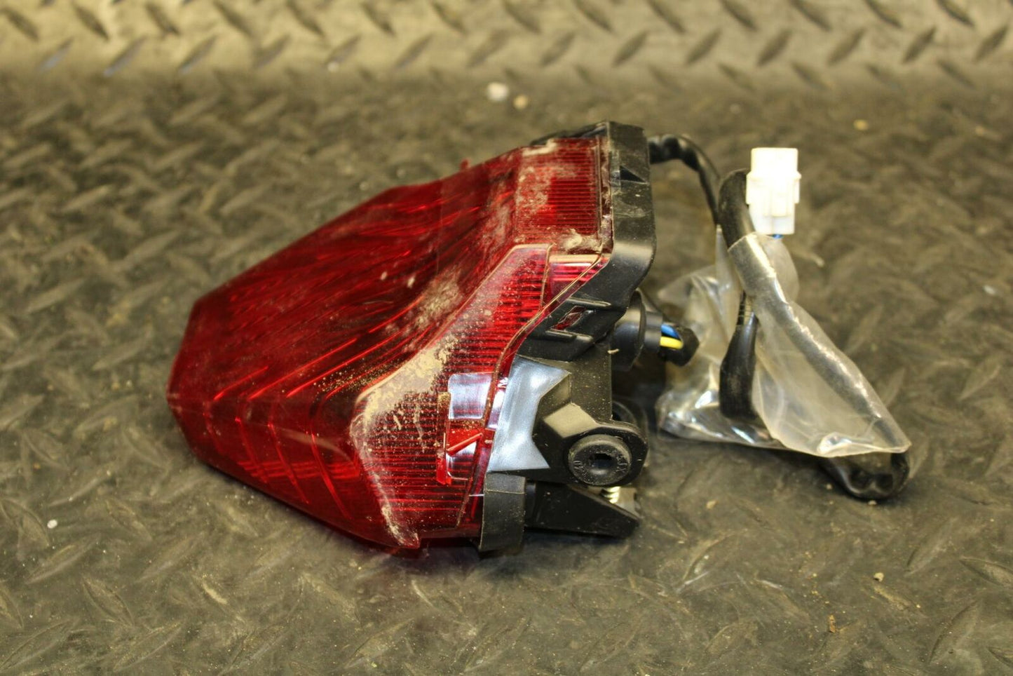 19 YAMAHA YZF R3 REAR TAIL TAILLIGHT BACK BRAKE LIGHT BB177