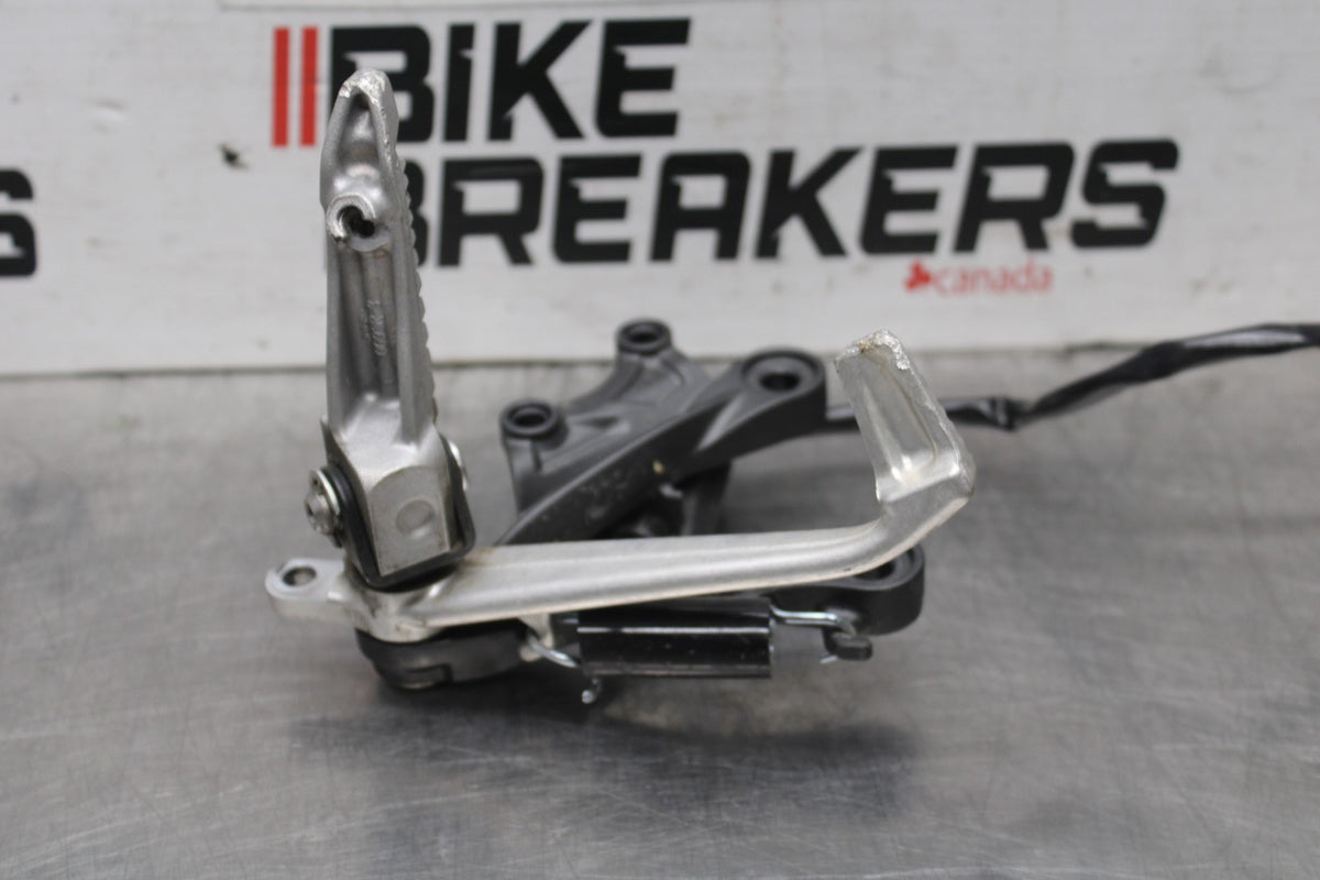 24-25 KAWASAKI NINJA ZX6R RIGHT REARSET REAR SET DRIVER FOOT PEG REST STOP BB939