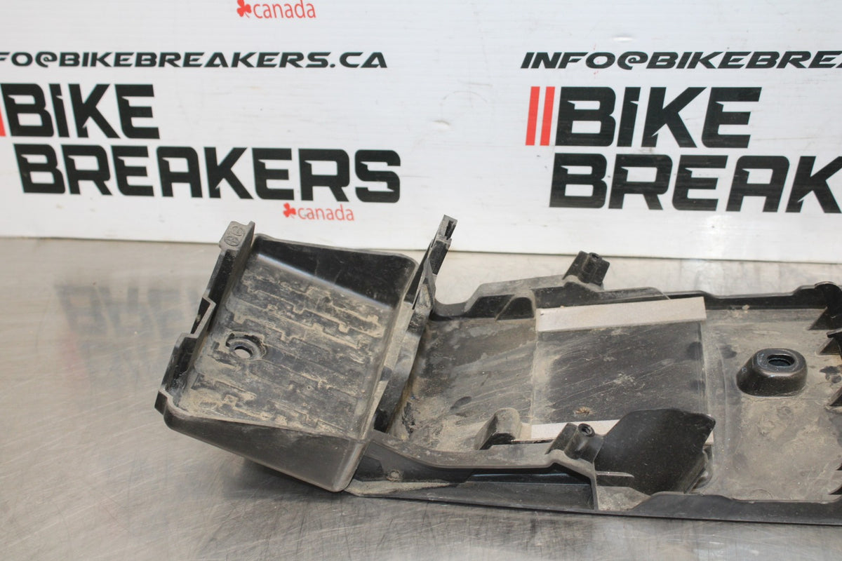08-10 SUZUKI GSXR 600 REAR BACK TAIL UNDERTAIL BATTERY TRAY PLASTIC BB835