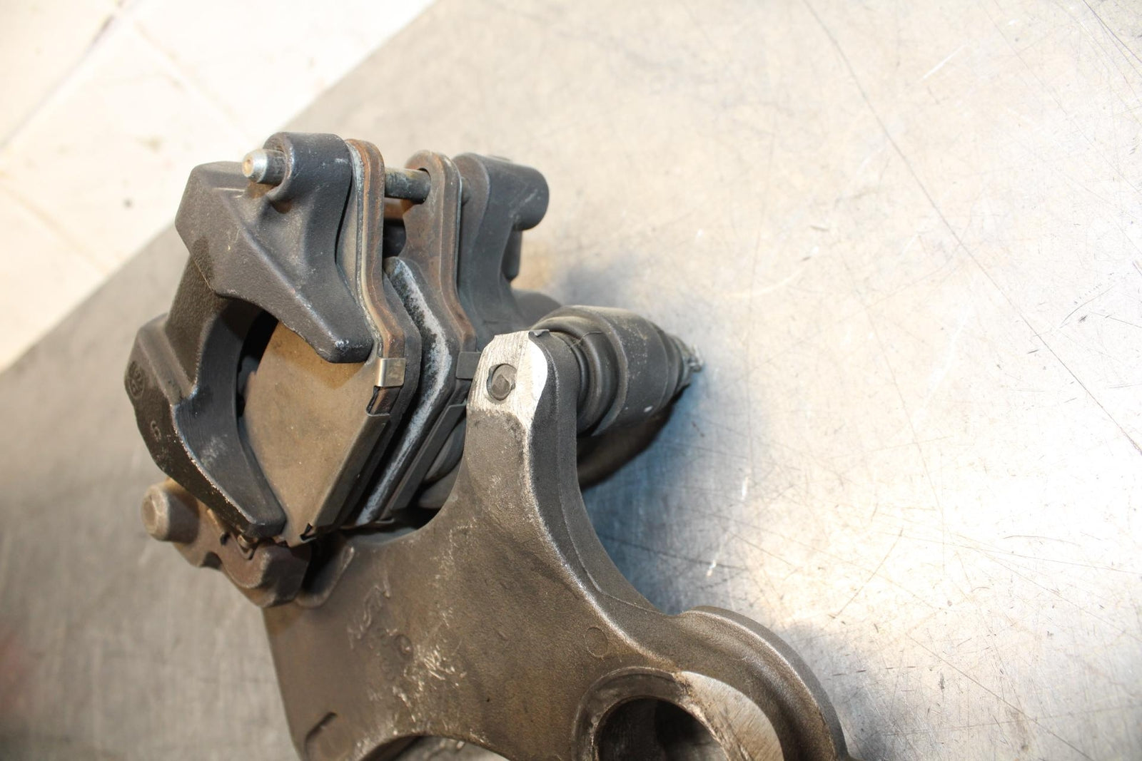 05 YAMAHA YZF R6S REAR BACK BRAKE CALIPER W MOUNT BRACKET BB600