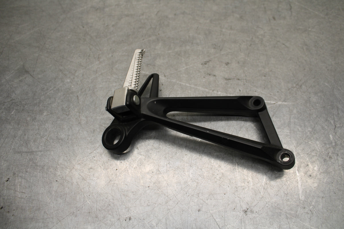 15-17 YAMAHA YZF R3 RIGHT REAR BACK PASSENGER PEG BB651