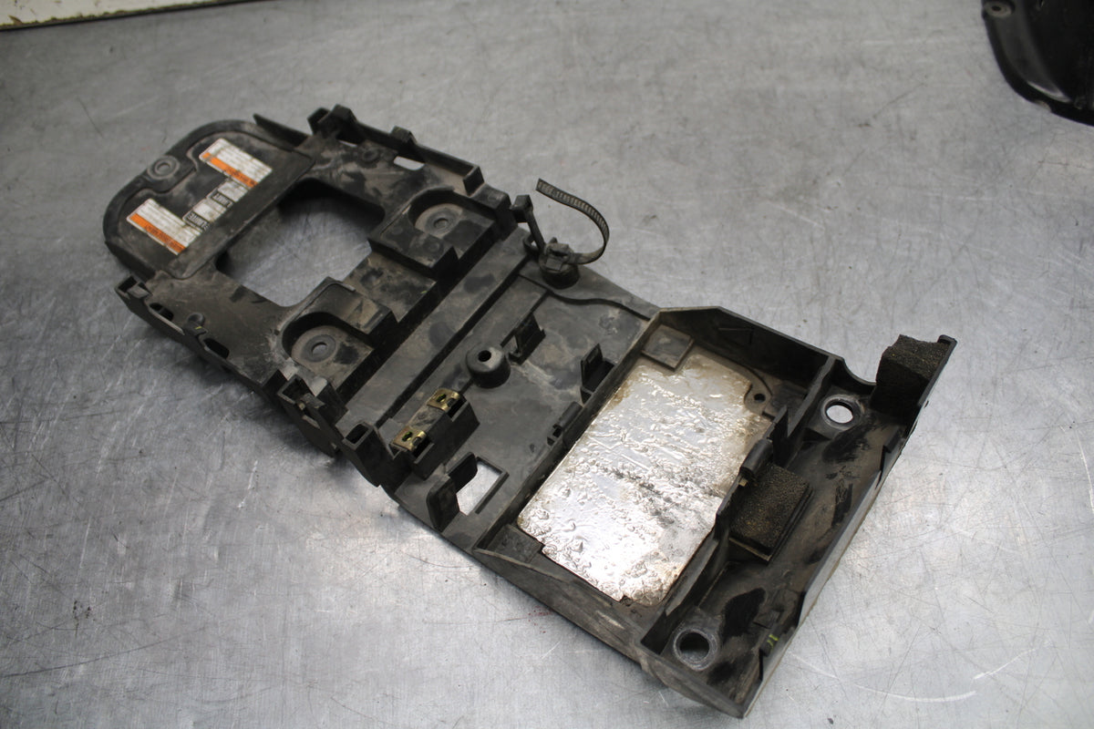 06 YAMAHA YZF R6 REAR BACK TAIL UNDERTAIL BATTERY TRAY PLASTIC BB716