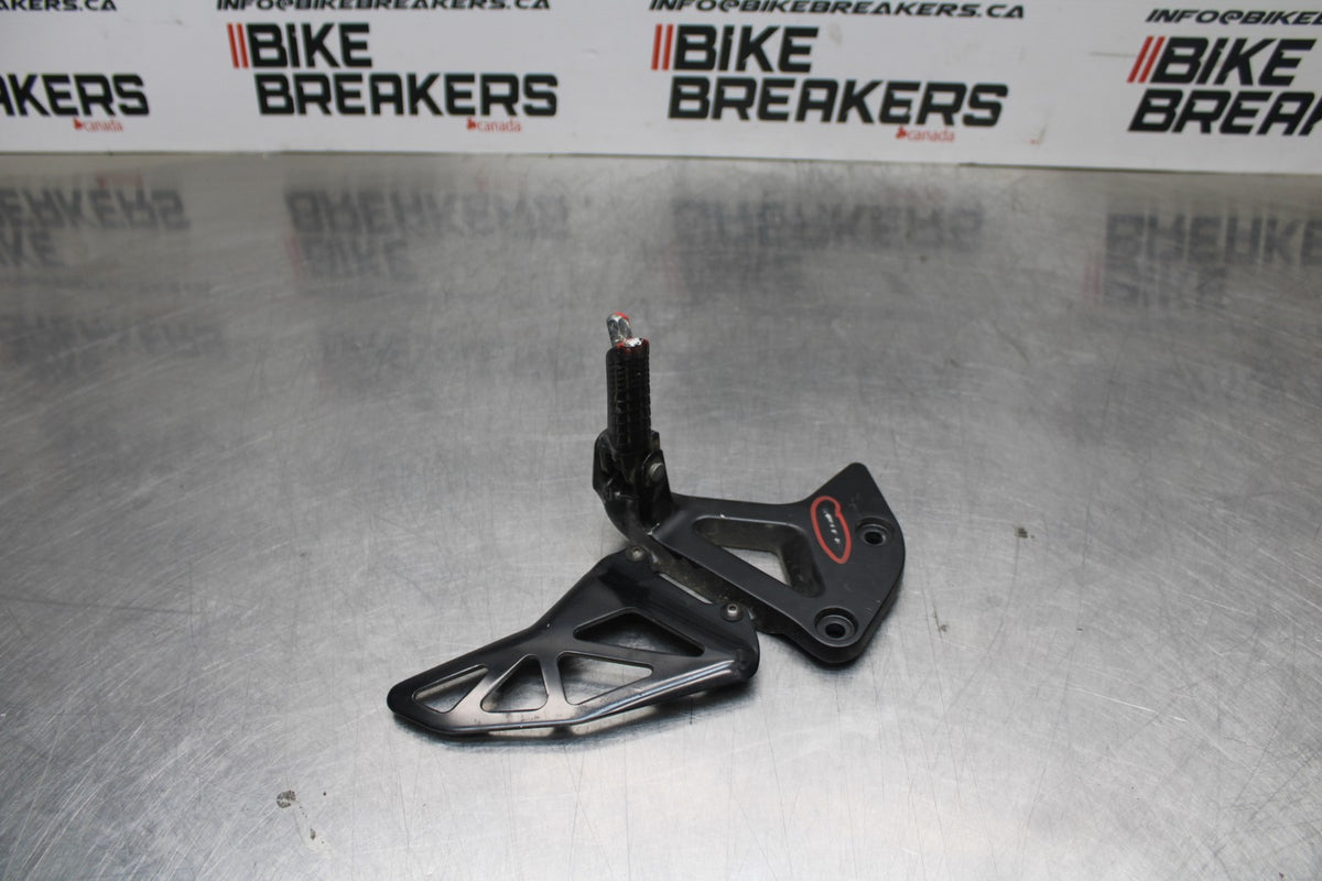 24-25 SUZUKI GSXR1000 LEFT REARSET REAR SET DRIVER FOOT PEG REST STOP BB767