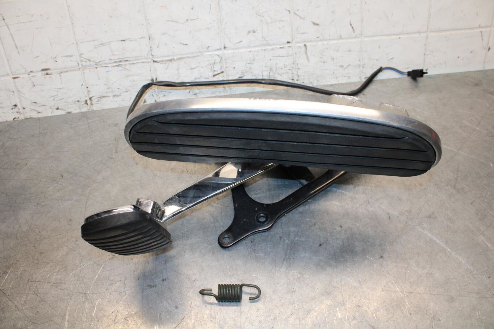 2005 Kawasaki Vulcan 1600 VN1600D Nomad RIGHT FRONT FOOT REST PEG STEP BB556