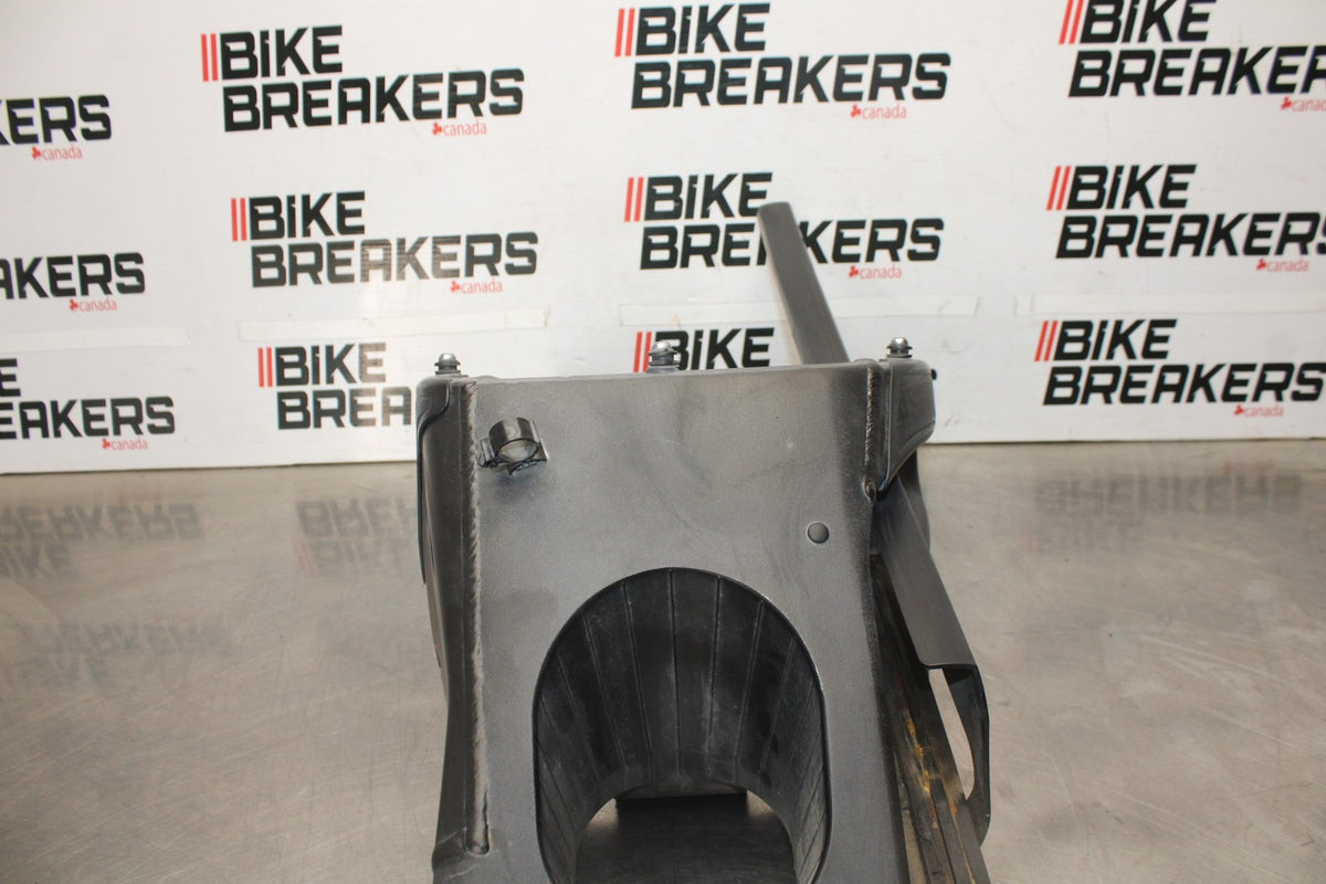 17 YAMAHA YZF R6 REAR SWINGARM BACK SUSPENSION SWING ARM BB922
