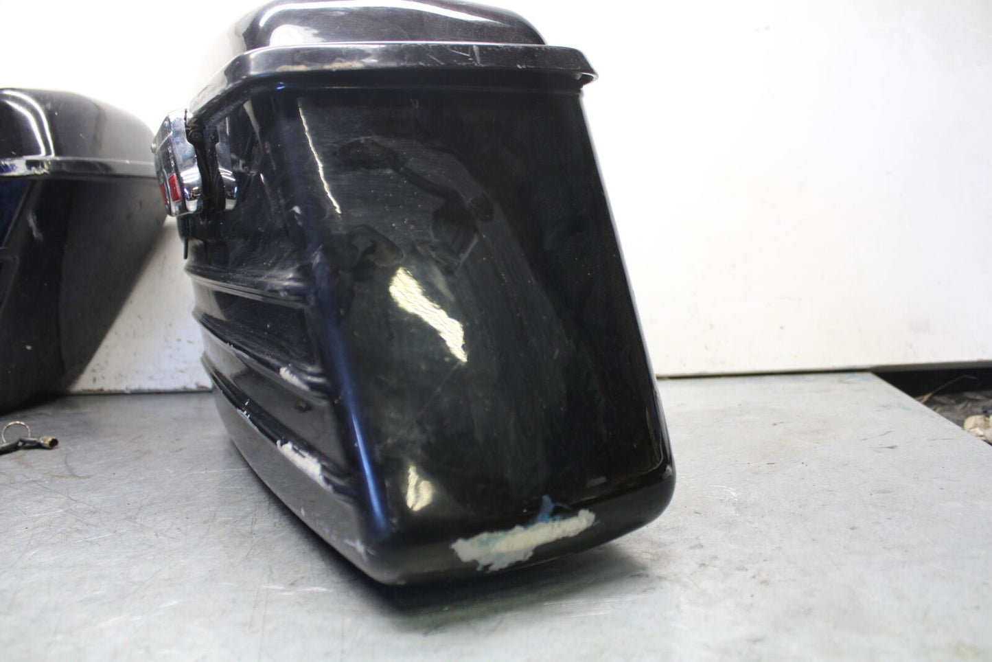 05-09 SUZUKI BOULEVARD C90 SIDE CARGO LUGGAGE SADDLEBAG BAG COMPARTMENT BB692