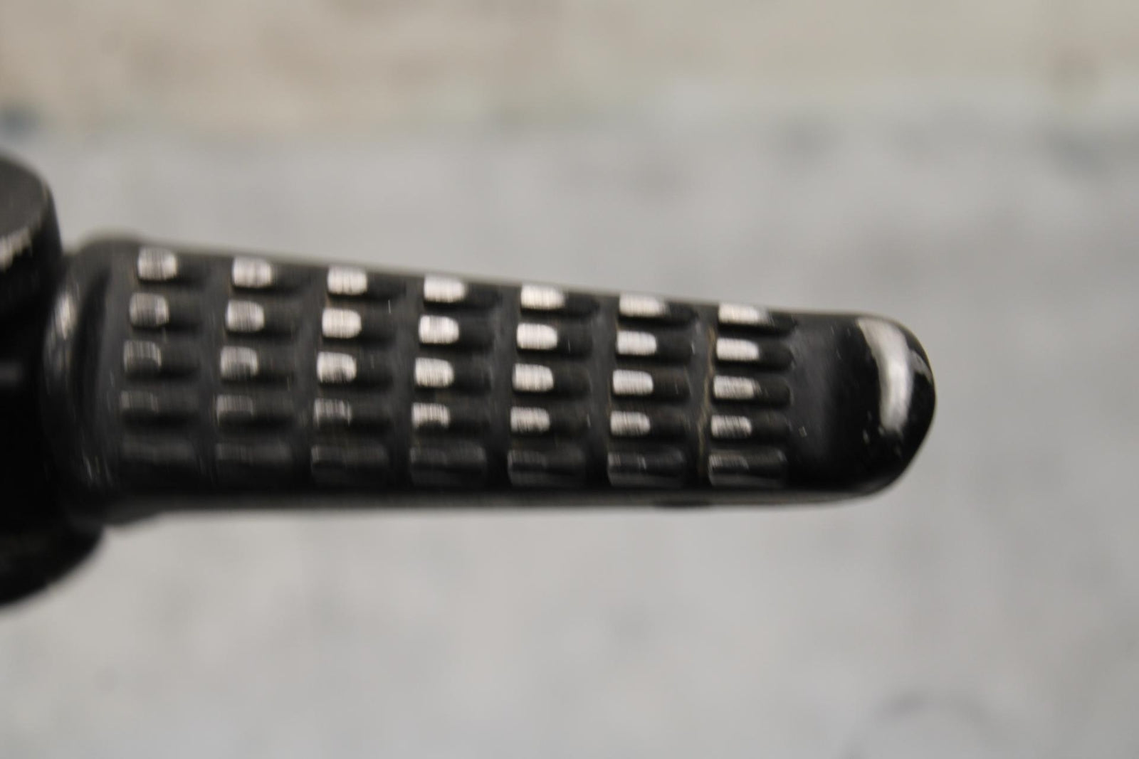 2000 Kawasaki Ninja ZX12R ZX1200A RIGHT REAR BACK PASSENGER PEG 34028-1481 BB565