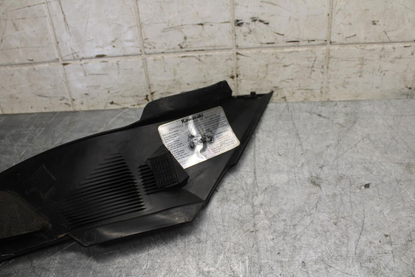 2012 Kawasaki Ninja ZX6R  RIGHT GAS TANK FUEL CELL PANEL COVER TRIM COWL   BB529