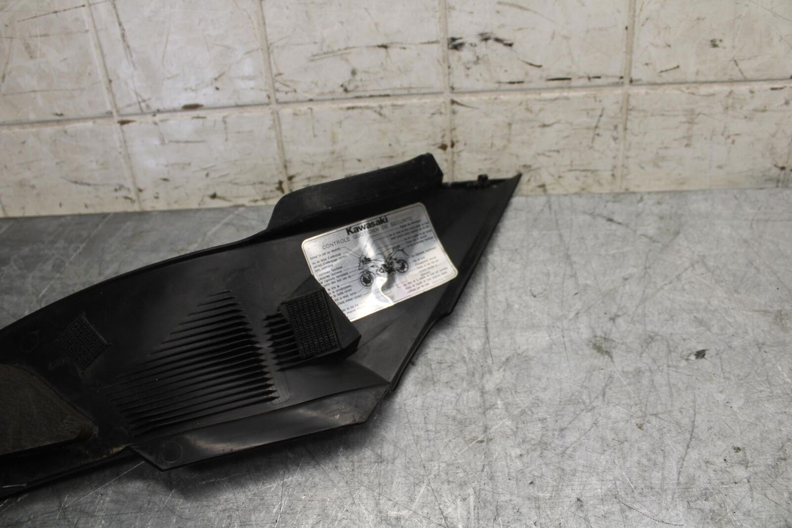 2012 Kawasaki Ninja ZX6R  RIGHT GAS TANK FUEL CELL PANEL COVER TRIM COWL   BB529