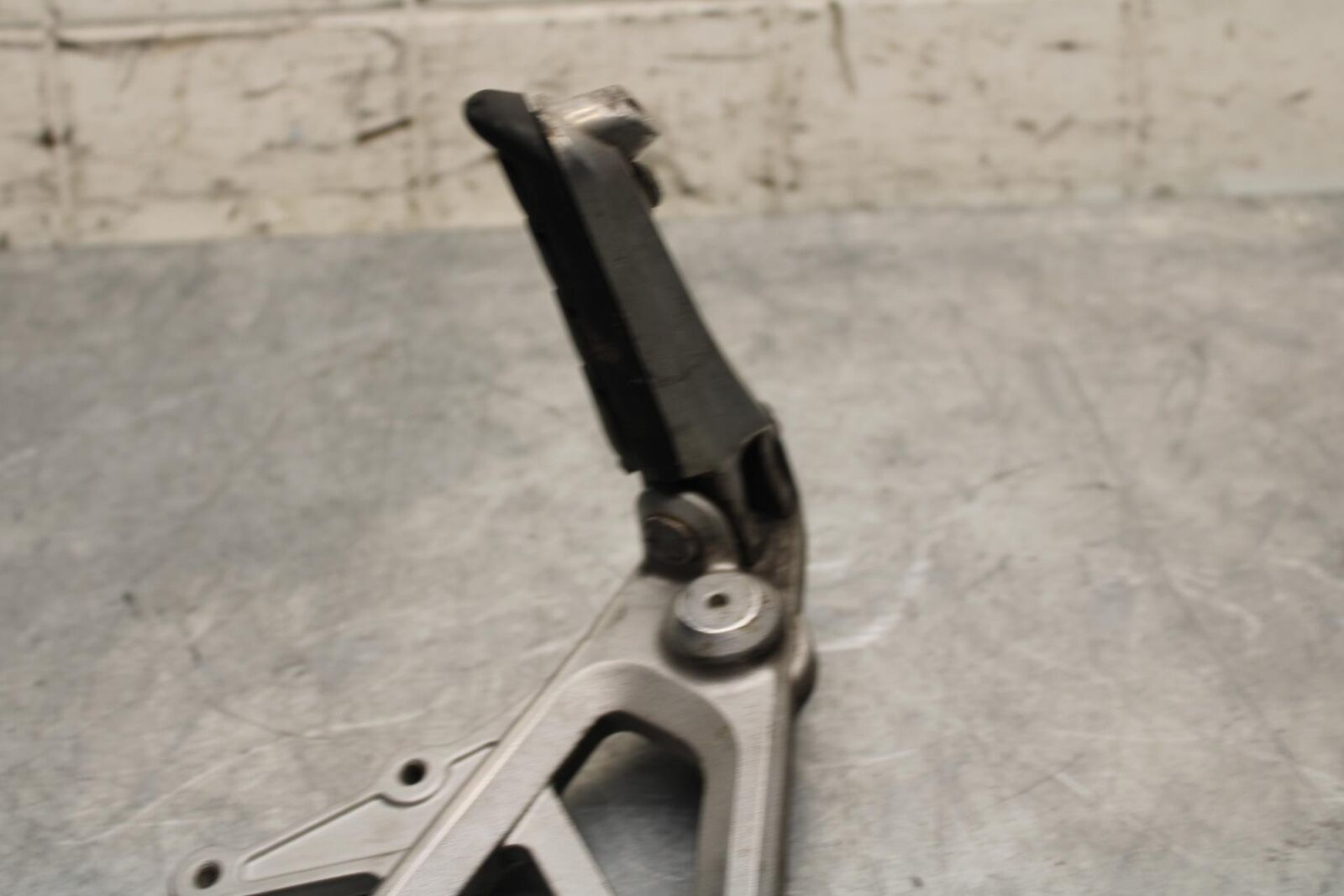 2000 Honda CBR600F4 LEFT REARSET REAR SET DRIVER FOOT PEG REST STOP BB552