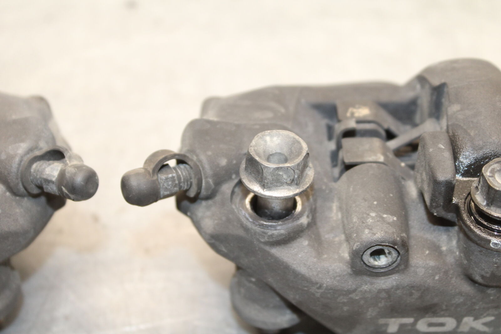 05-06 HONDA CBR600RR RIGHT LEFT FRONT BRAKE CALIPER SET PAIR CALIPERS BB727