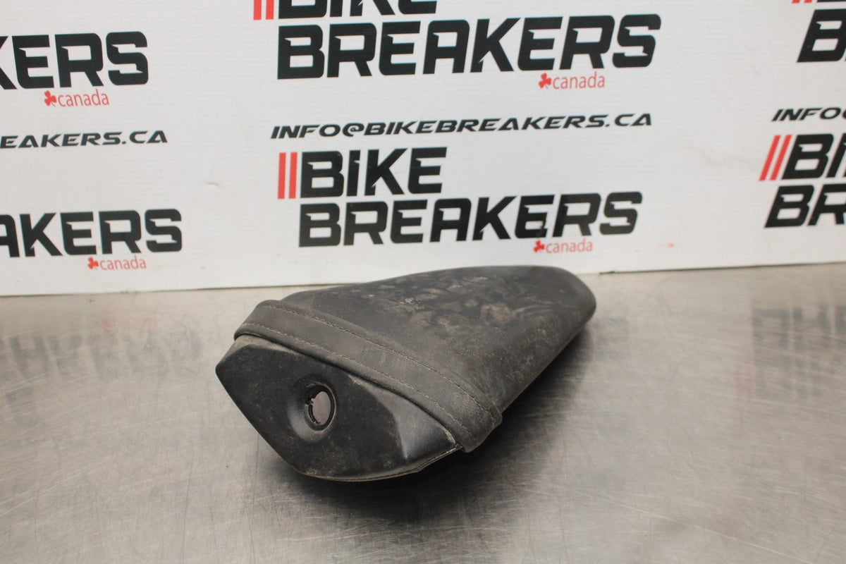 22-25 YAMAHA YZF R7 REAR BACK PASSENGER TANDEM SEAT PAD SADDLE PILLION BB769
