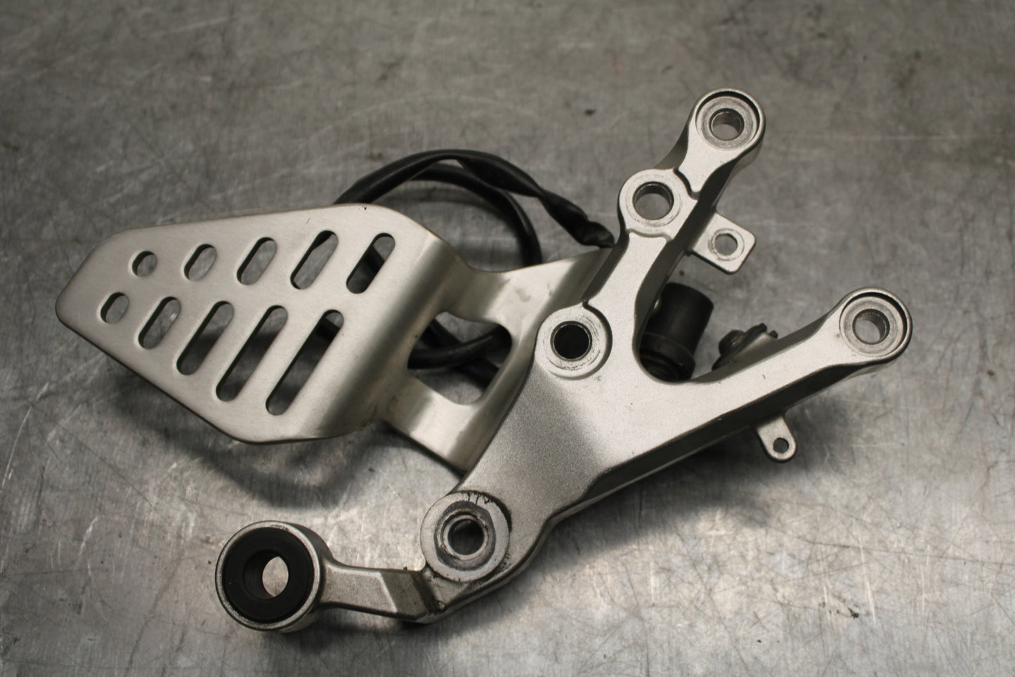 06 YAMAHA YZF R6 RIGHT LEFT REARSETS REAR SET DRIVER FOOT PEGS  BB716
