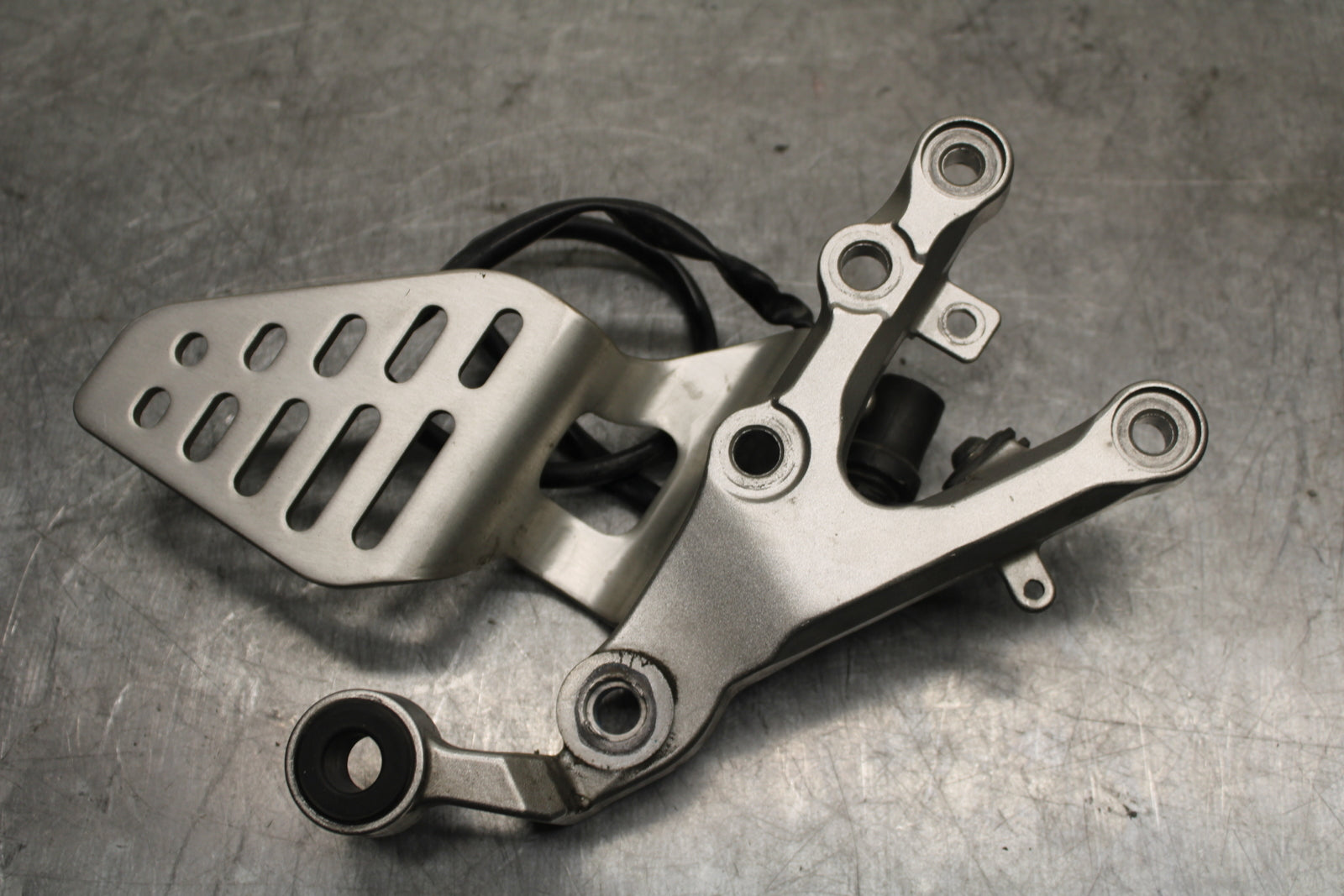 06 YAMAHA YZF R6 RIGHT LEFT REARSETS REAR SET DRIVER FOOT PEGS  BB716