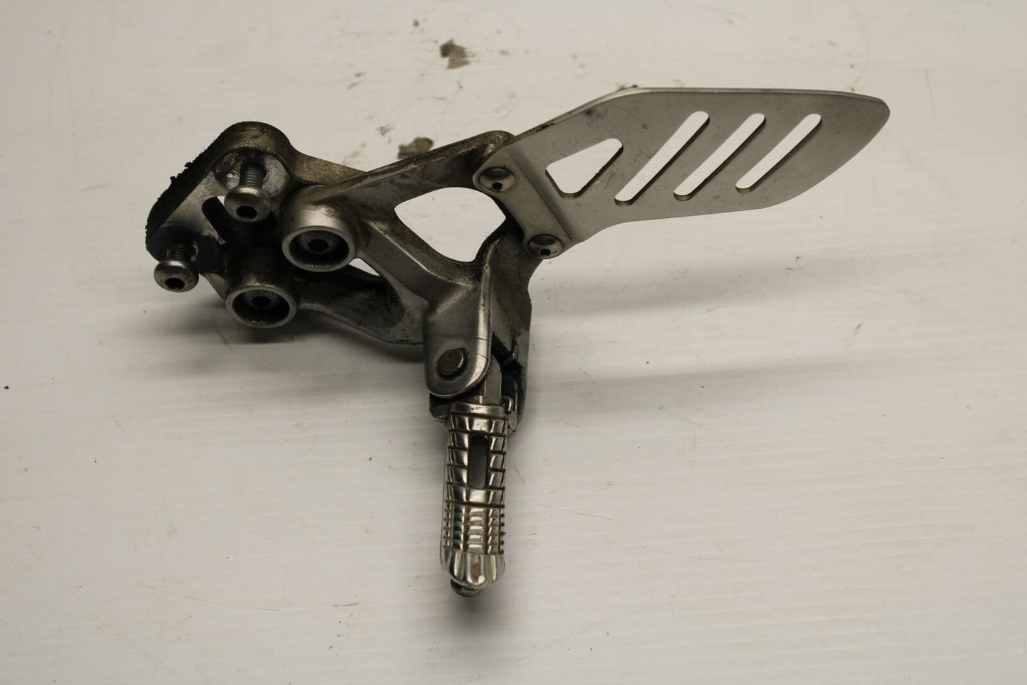 06-07 SUZUKI GSXR600 LEFT REARSET REAR SET DRIVER FOOT PEG REST STOP BB243