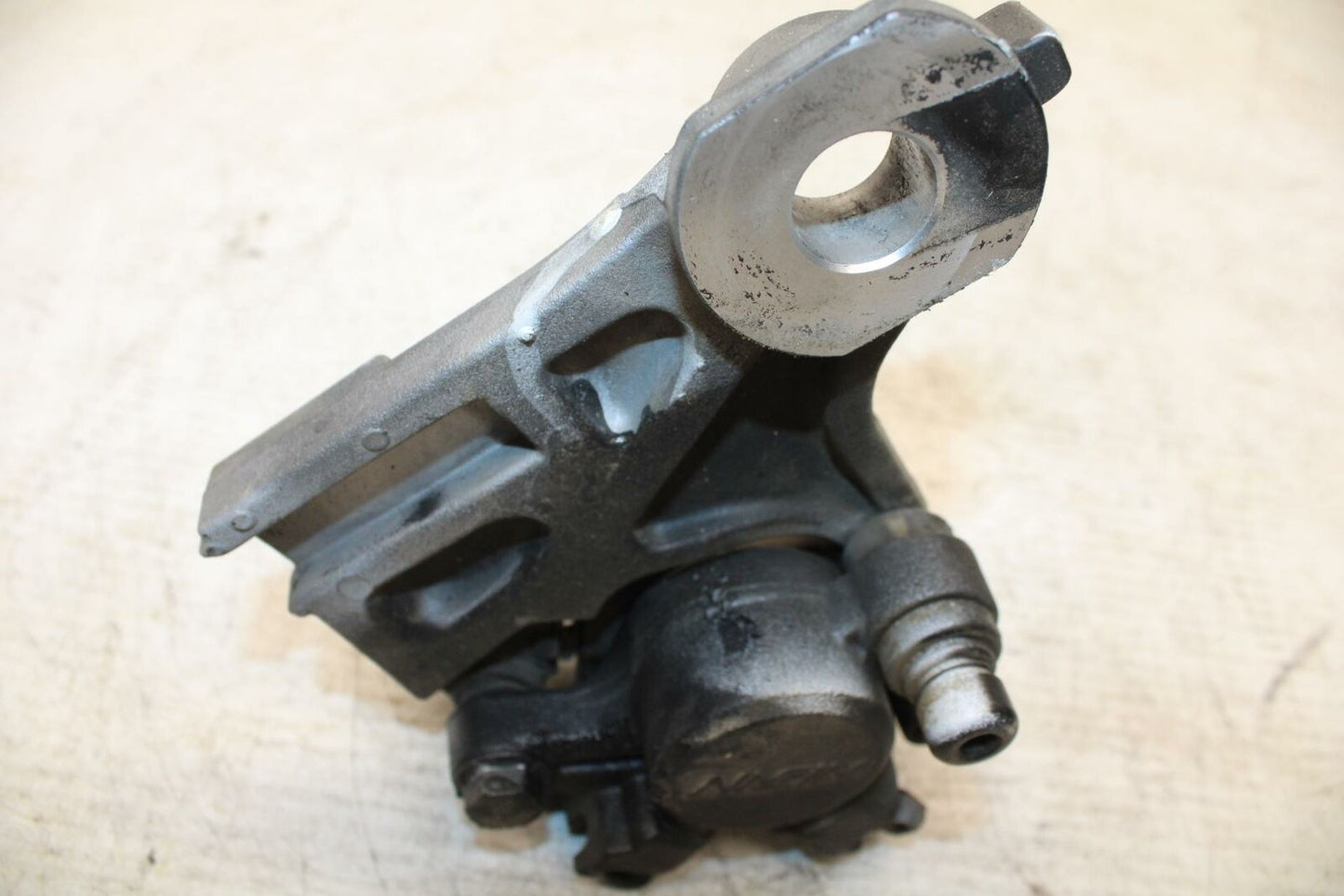 15 YAMAHA FZ09 REAR BACK BRAKE CALIPER W MOUNT BRACKET BB367