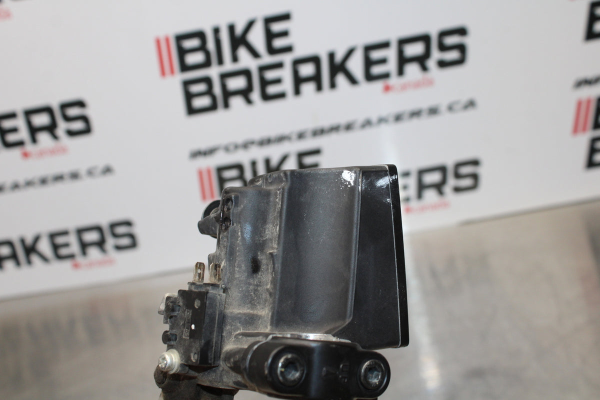 09-15 YAMAHA FZ6R FRONT BRAKE MASTER CYLINDER w/ LEVER BB161
