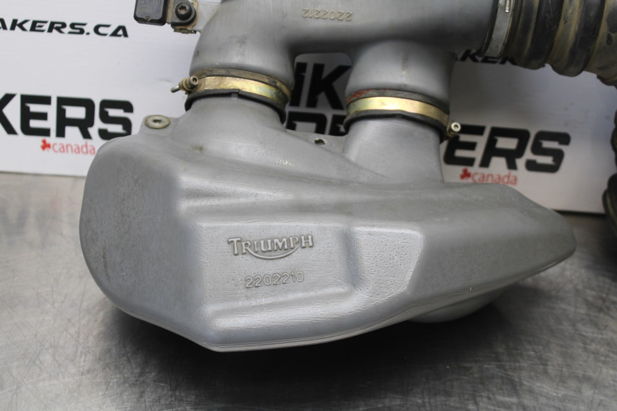 05 TRIUMPH ROCKET III AIR INTAKE DUCT TUBE BB186