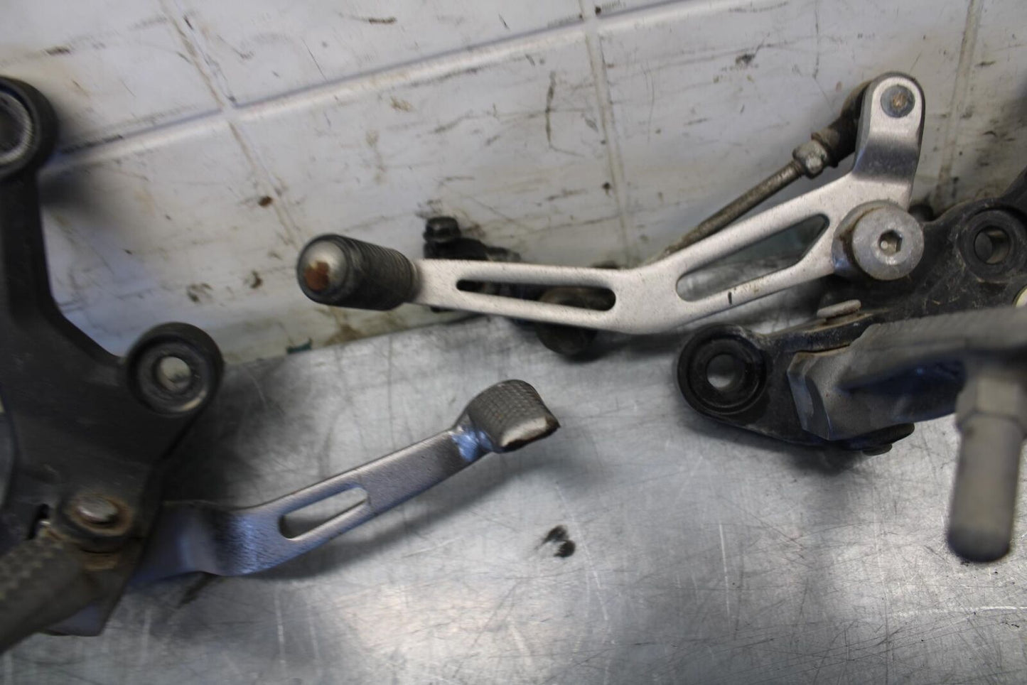 18 KAWASAKI Z 400 RIGHT LEFT REARSETS REAR SET DRIVER FOOT PEGS  BB469