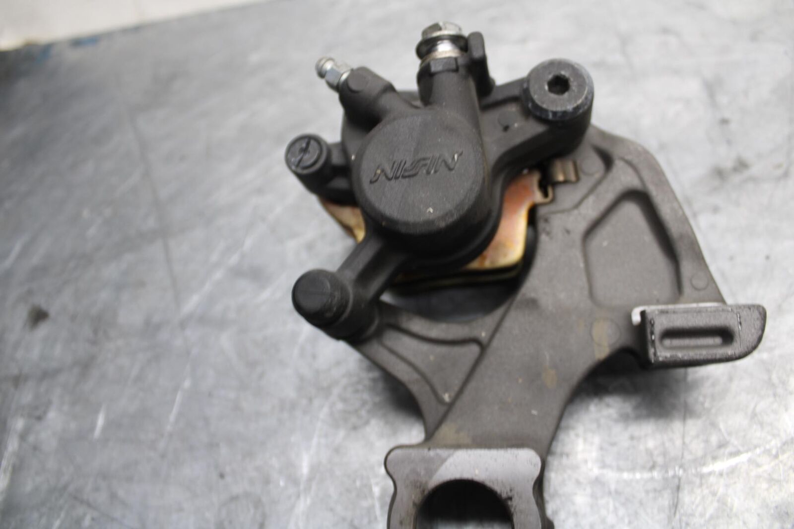 11-21 SUZUKI GSXR750 REAR  BRAKE CALIPER W MOUNT BRACKET 69100-47H10-999  BB474