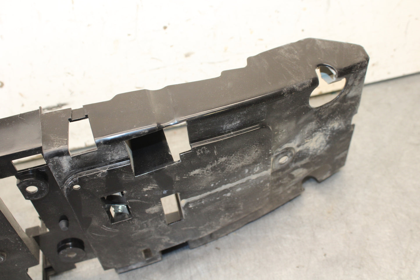 08-16 YAMAHA YZF R6 REAR BACK TAIL UNDERTAIL BATTERY TRAY PLASTIC OEM BB665