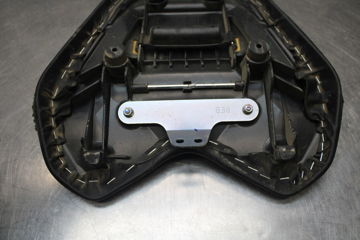 22-25 YAMAHA YZF R7 FRONT DRIVERS SEAT PAD SADDLE PILLION BB769-B