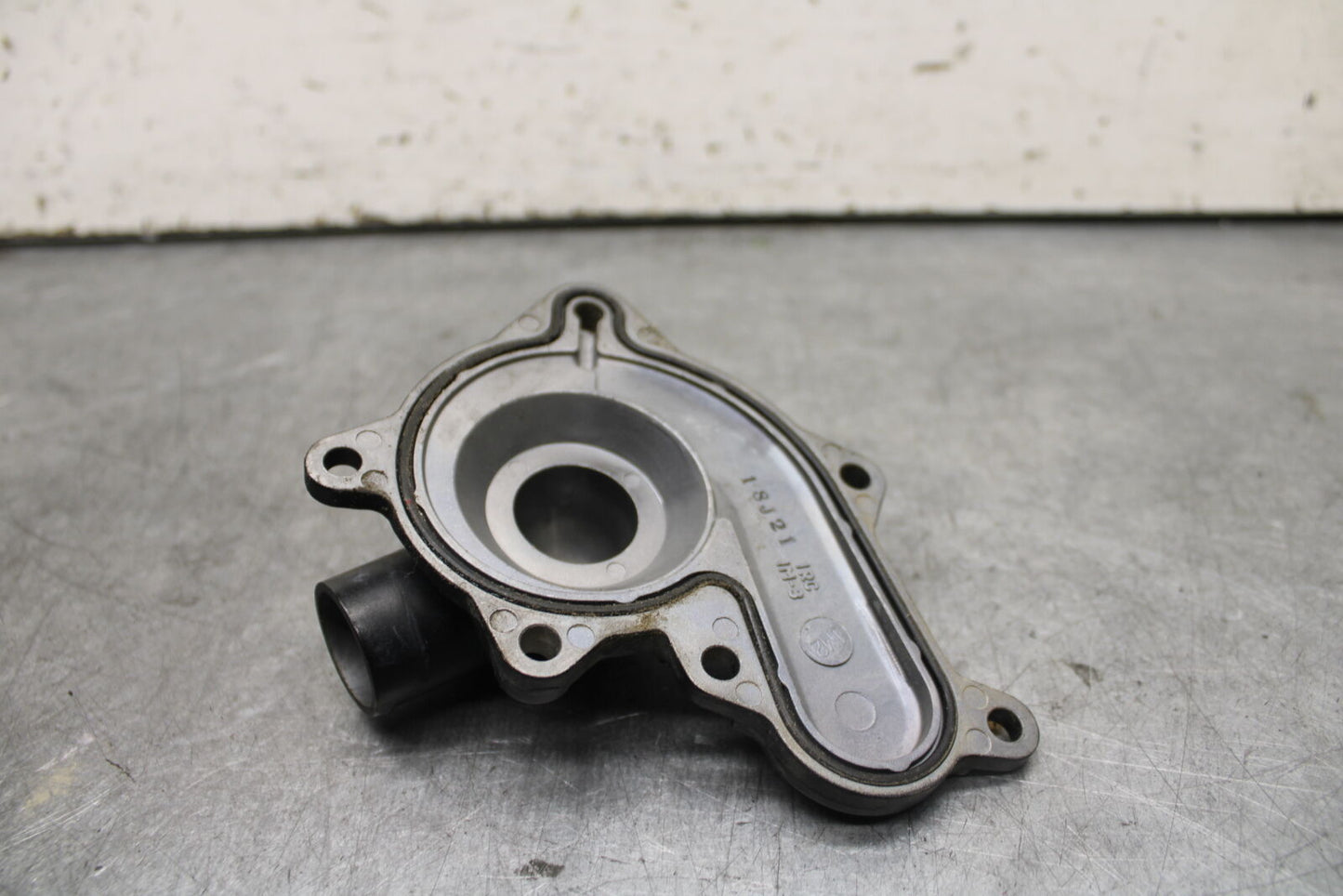 22-24 YAMAHA XSR900 ENGINE WATER COOLANT PUMP COVER BB683