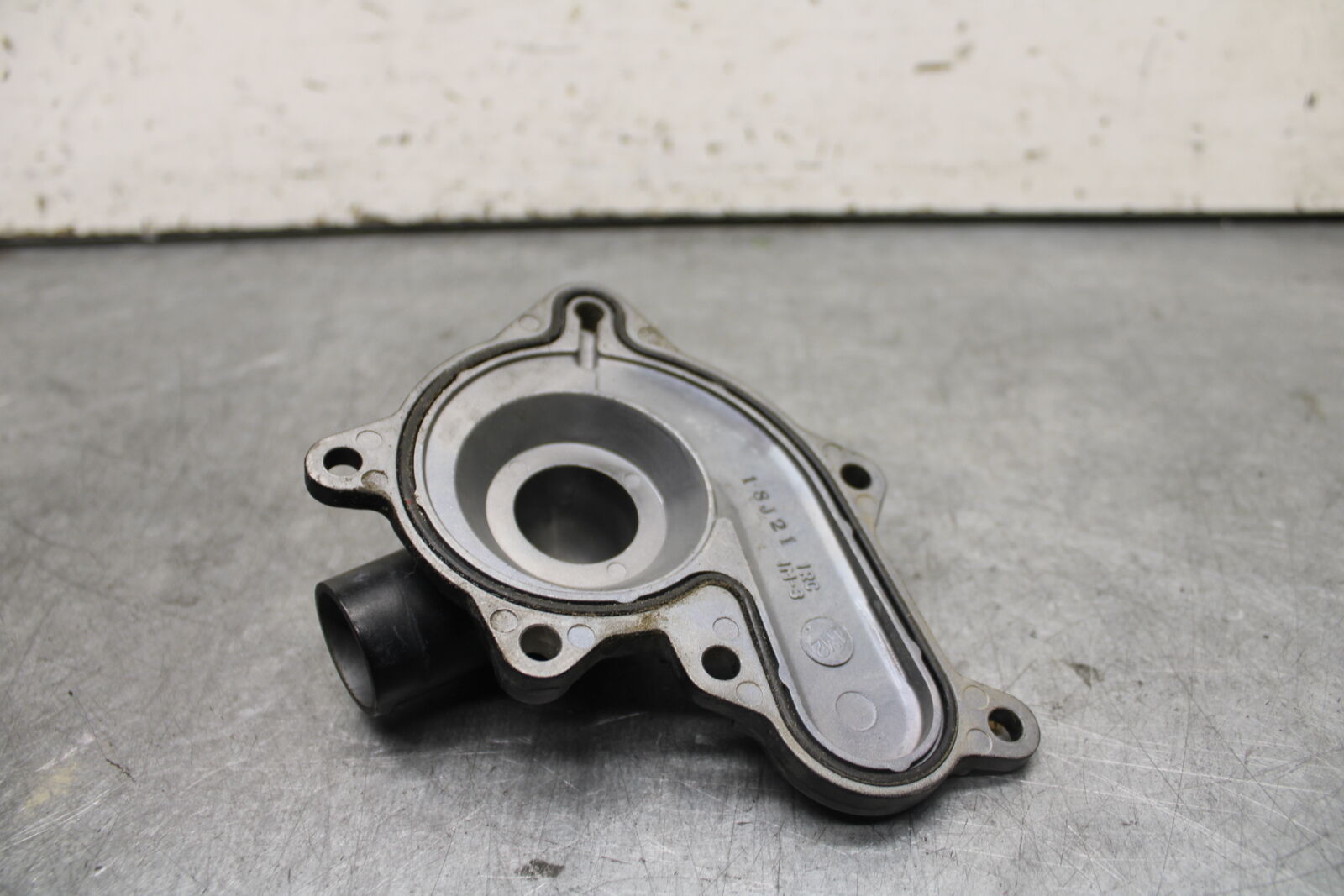 22-24 YAMAHA XSR900 ENGINE WATER COOLANT PUMP COVER BB683